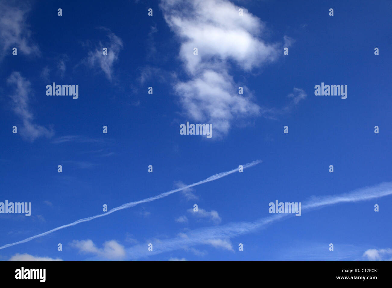 Wolken und Flugzeug Spuren am Himmel Stockfoto