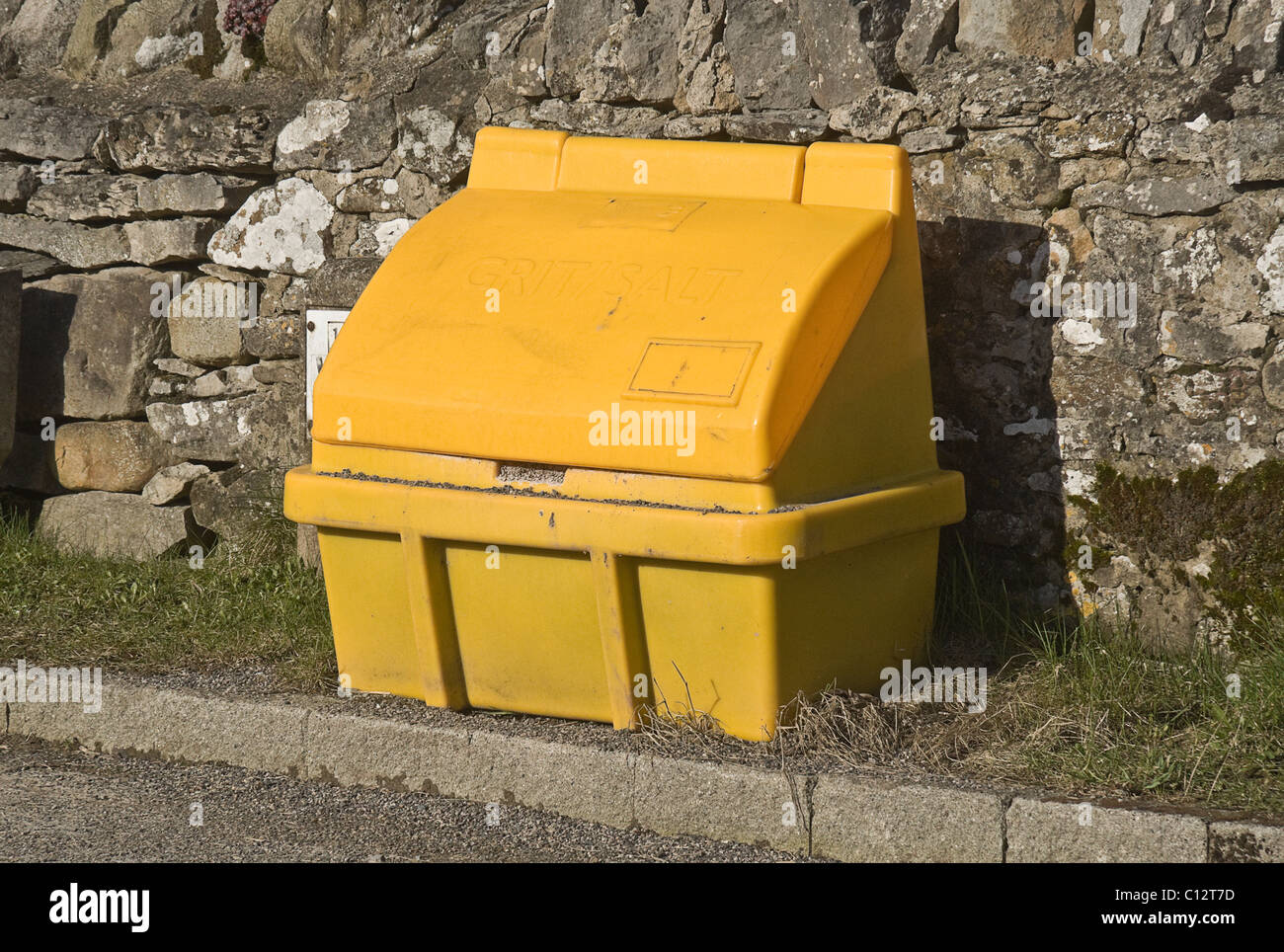 Gelbe Korn-Box von der Seite der Dorfstraße in Yorkshire Stockfoto