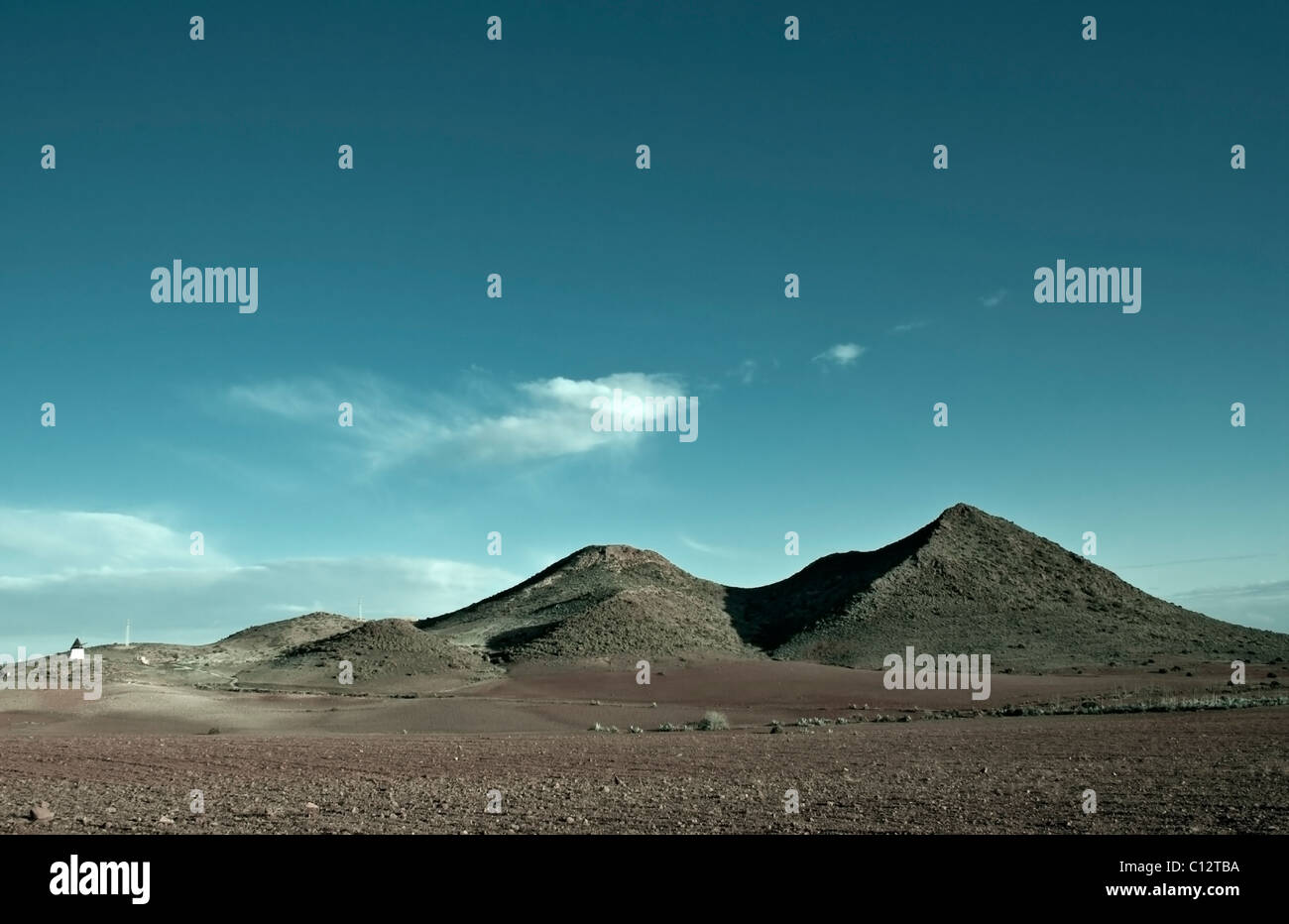 Blauer Himmel und trockenen Hügeln Stockfoto