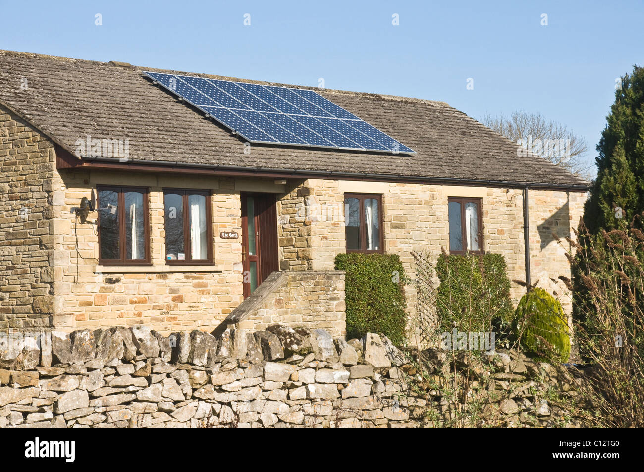 Sonnenkollektoren auf einem modernen Bungalow in Yorkshire, Großbritannien Stockfoto