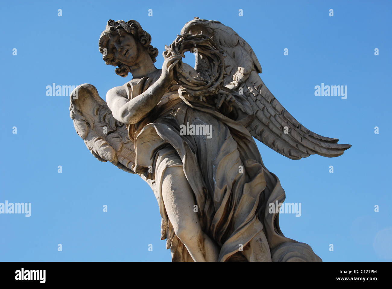 Engel mit Dornenkrone auf der Brücke von San Angelo, Vatikanstadt, Rom, Italien Stockfoto