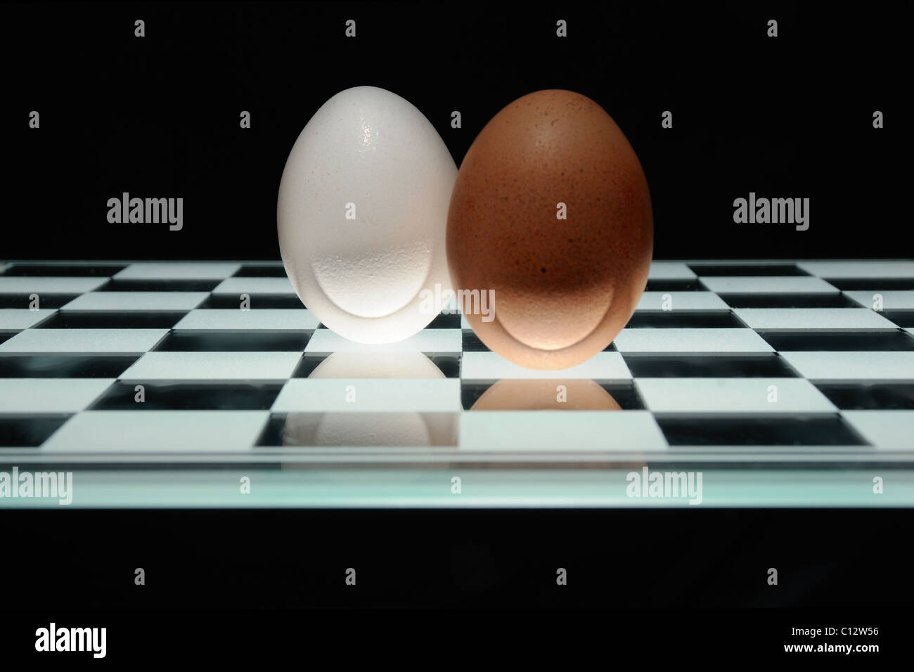 Zwei Eiern auf einem Schachbrett lächelnd Stockfoto