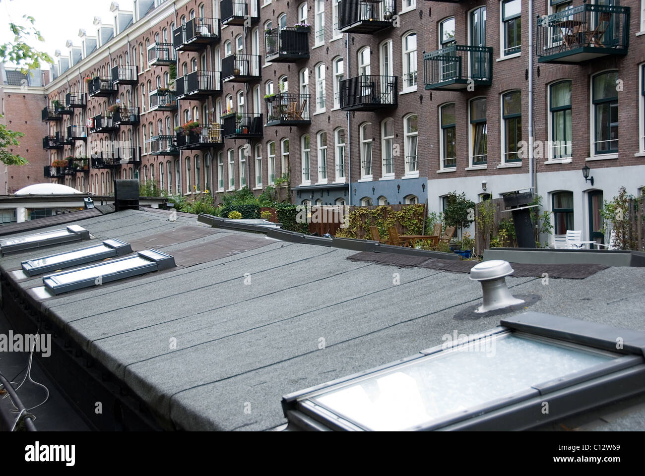 Balkon-Fassaden und Dächer in Amsterdam, Holland Stockfoto