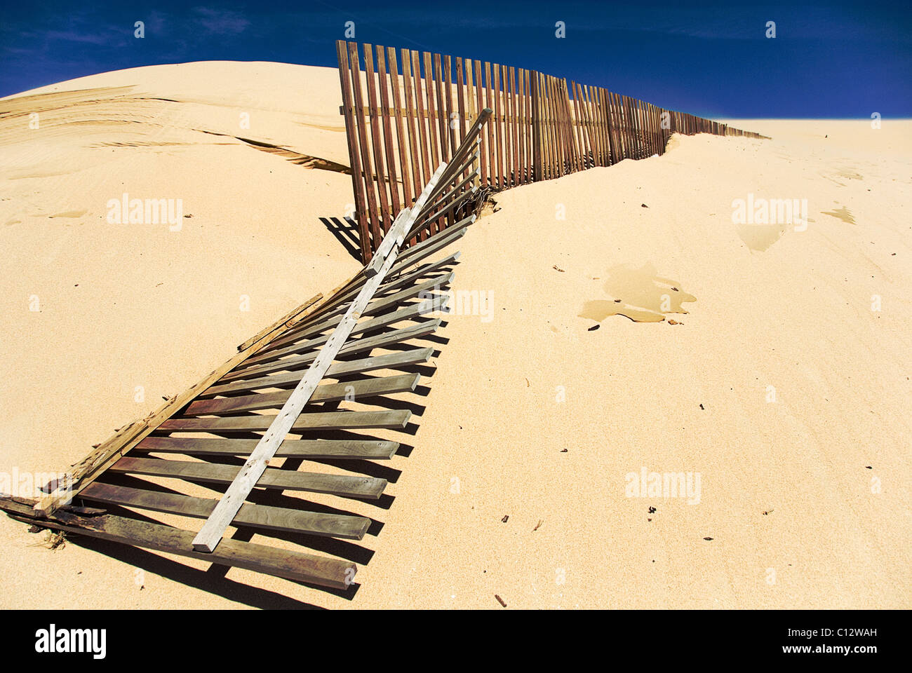 Gefallenen Zaun auf windigen Tarifa Strand, Cádiz, Andalusien, Spanien Stockfoto