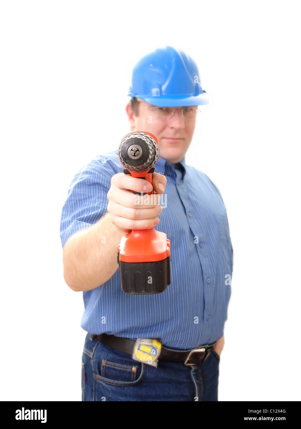 Bauarbeiter mit blauen Helm zeigen mit Bohrmaschine über weiß Stockfoto