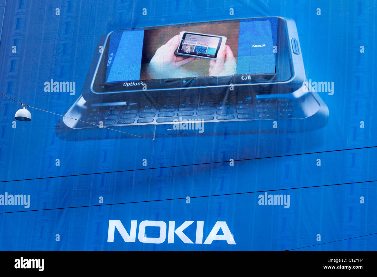 Nokia e7 - Smartphone Anzeige in Helsinki Stockfotografie - Alamy