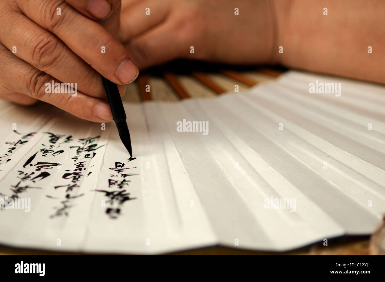 Handwerker-Malerei-Fan mit chinesischen Schriftzeichen Stockfoto