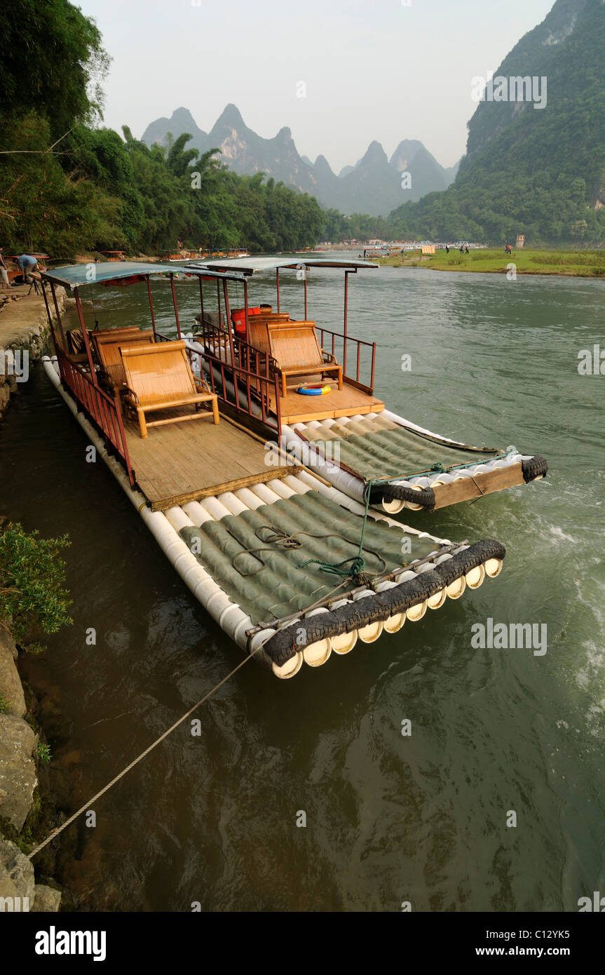 Touristenboot auf Li-Fluss in der Nähe von Yangshuo in Guilin Region von China Stockfoto
