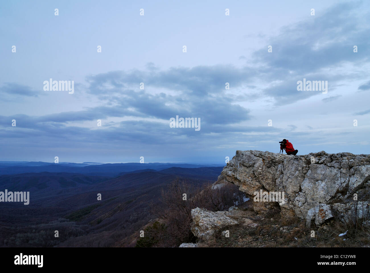 Fotografen unter Bild der Landschaft am Tschatyr dag Bergplateau auf der Krim Stockfoto