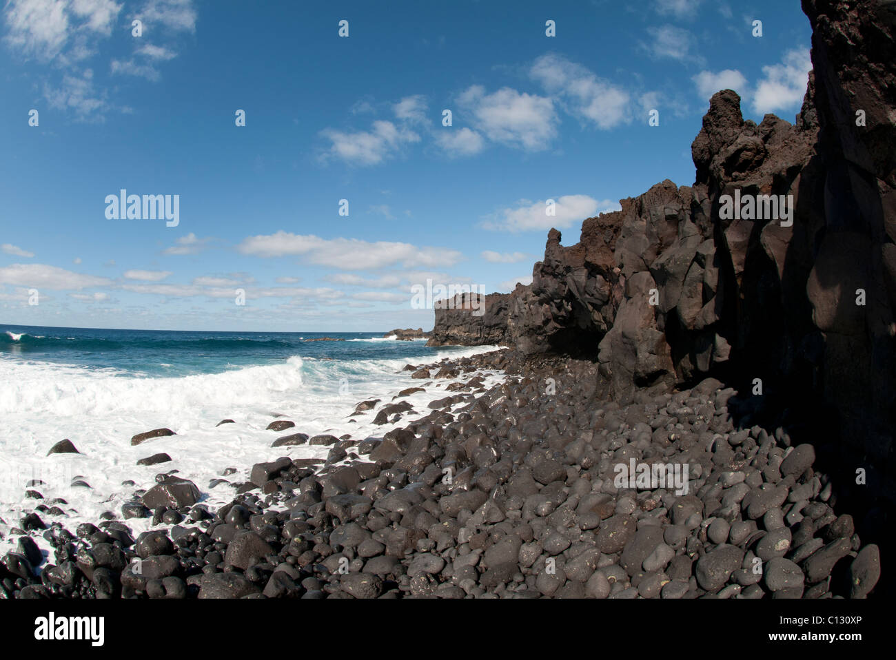 schwarze Lavafelsen, Meer Wellen Lanzarote Stockfoto