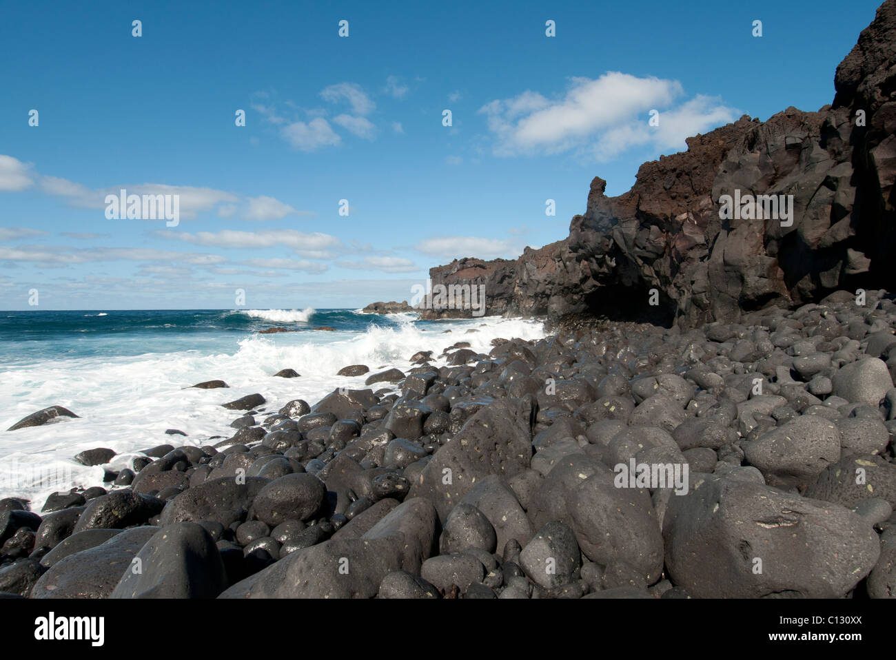 schwarze Lavafelsen, Meer Wellen Lanzarote Stockfoto