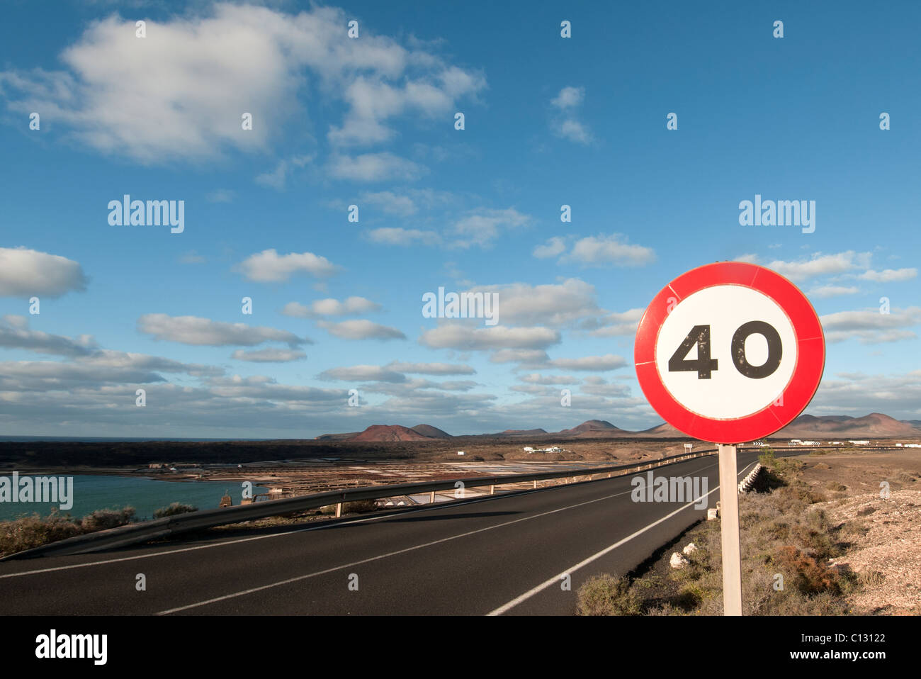 40 Meilen pro Stunde-Straßenschild Stockfoto