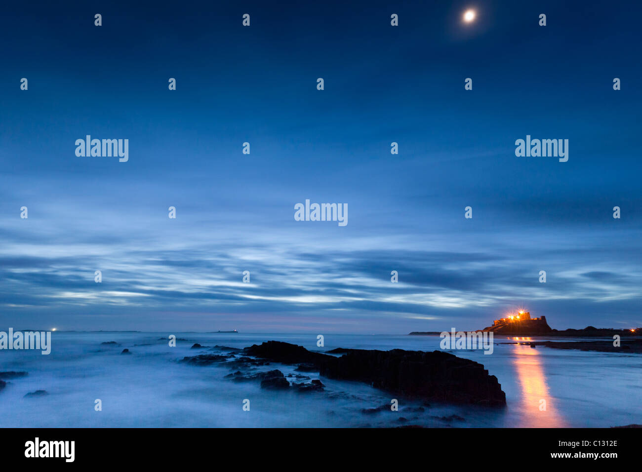 Bamburgh Castle, mit Herbst Mond, Northumberland, England Stockfoto