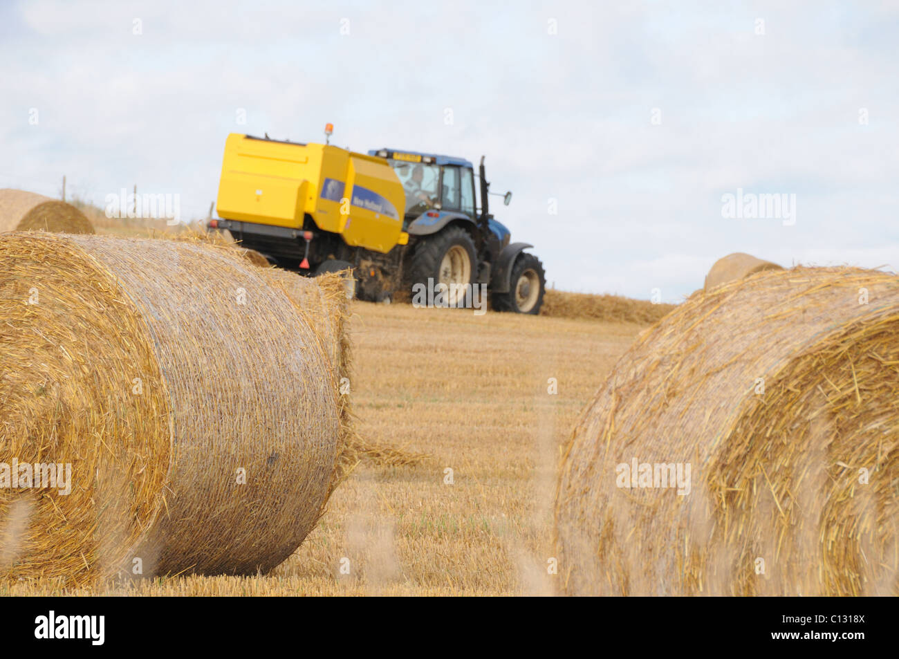 Bauern machen haybales Stockfoto