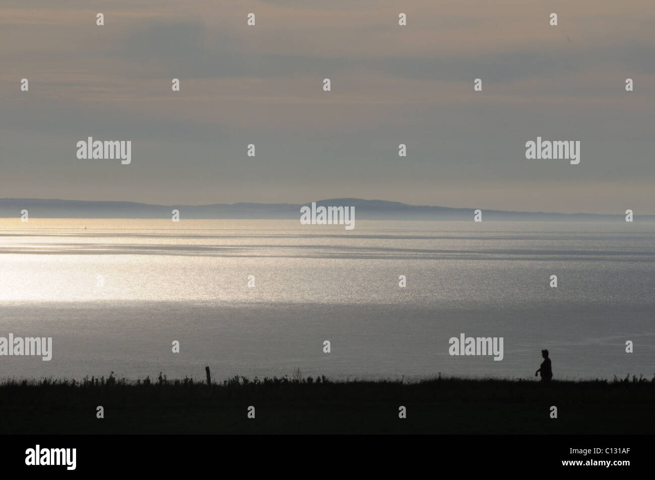 Silhouette der Rambler am Meer Stockfoto