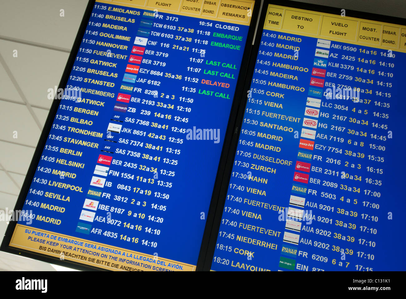 Abfahrtstafel Tore Informationen am Flughafen Stockfoto