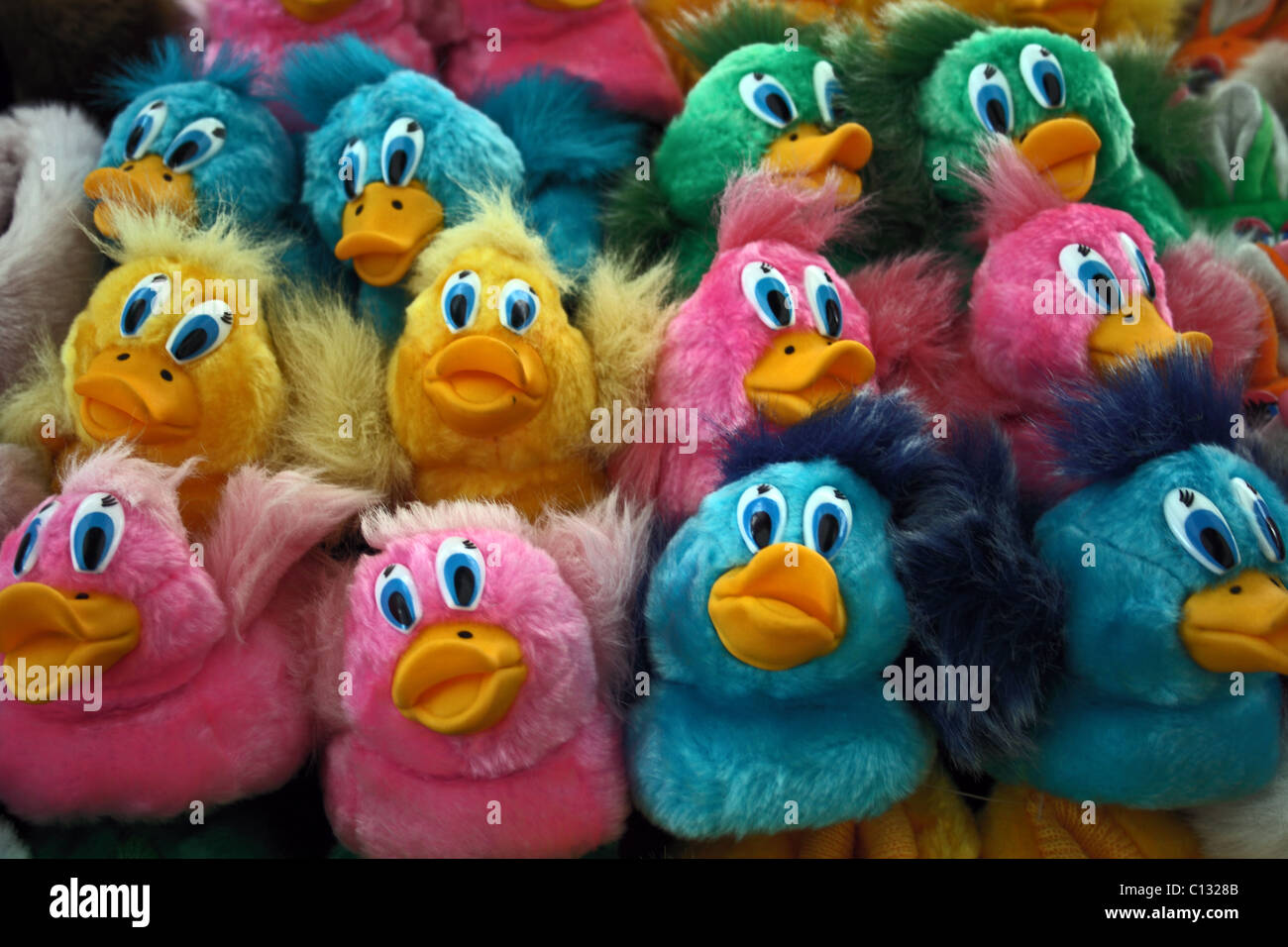 Enten-Spielzeug in verschiedenen Farben Stockfoto