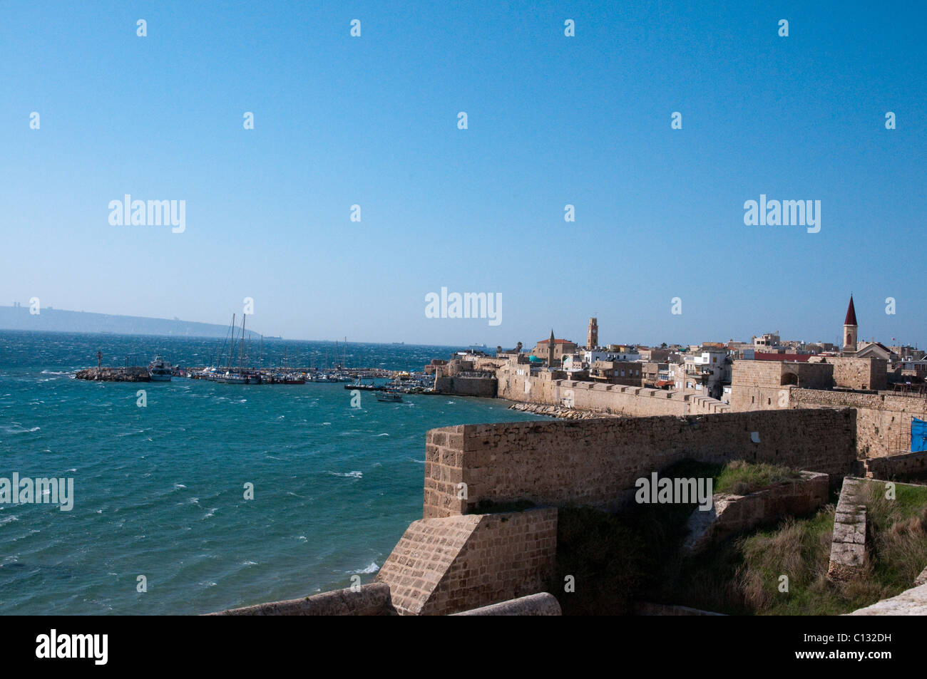 Israel, westlichen Galiläa, ein Blick auf den Hafen von der Stadtmauer der Altstadt von Akko Stockfoto