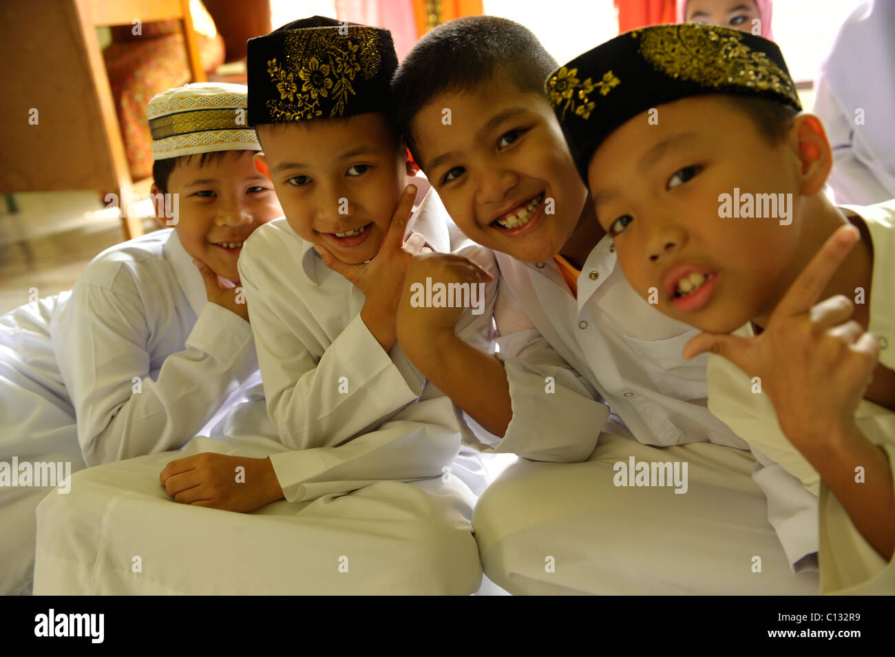 glückliche muslimische Kinder in der islamischen Schule, Bangkok ...