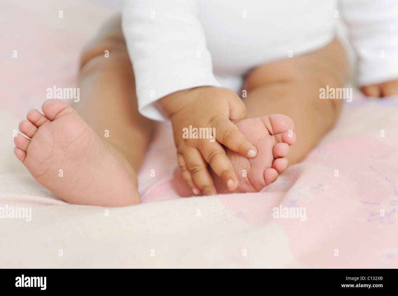 Nahaufnahme eines Babys fühlen ihre Füße, Cape Town, Südafrika. Stockfoto