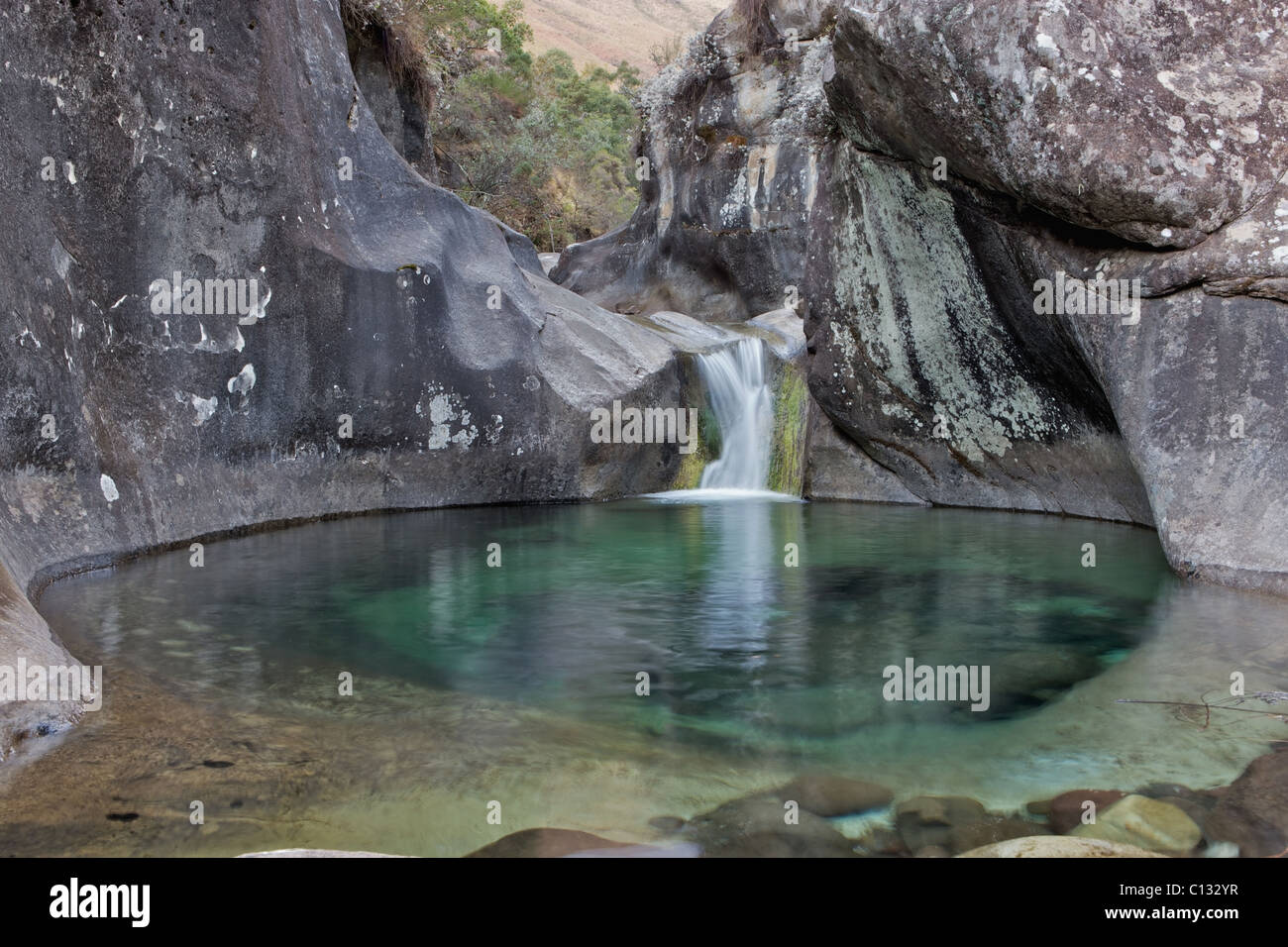 Stream in bündeln Njesuthi Valley, Drakensberge, Provinz KwaZulu-Natal, Südafrika Stockfoto