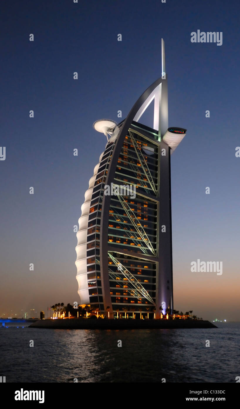 Burj al Arab in der Abenddämmerung, Dubai, Vereinigte Arabische Emirate Stockfoto