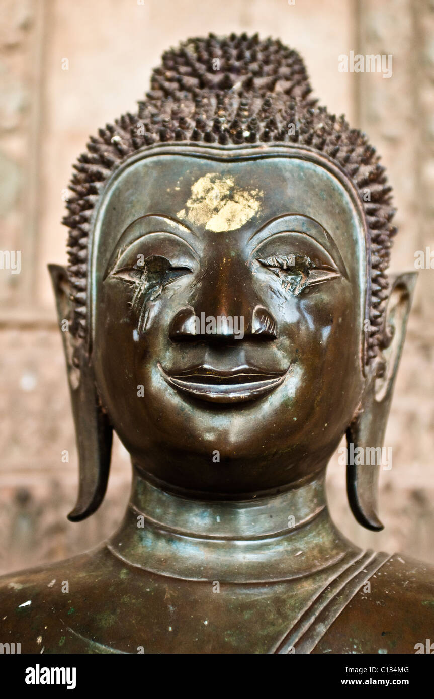 Buddha mit geschändeter Augen, Bronze-Buddha-Statue, Haw Pha Kaew, jetzt ein Museum für Kunst und Antiquitäten, Vientiane, Laos Stockfoto