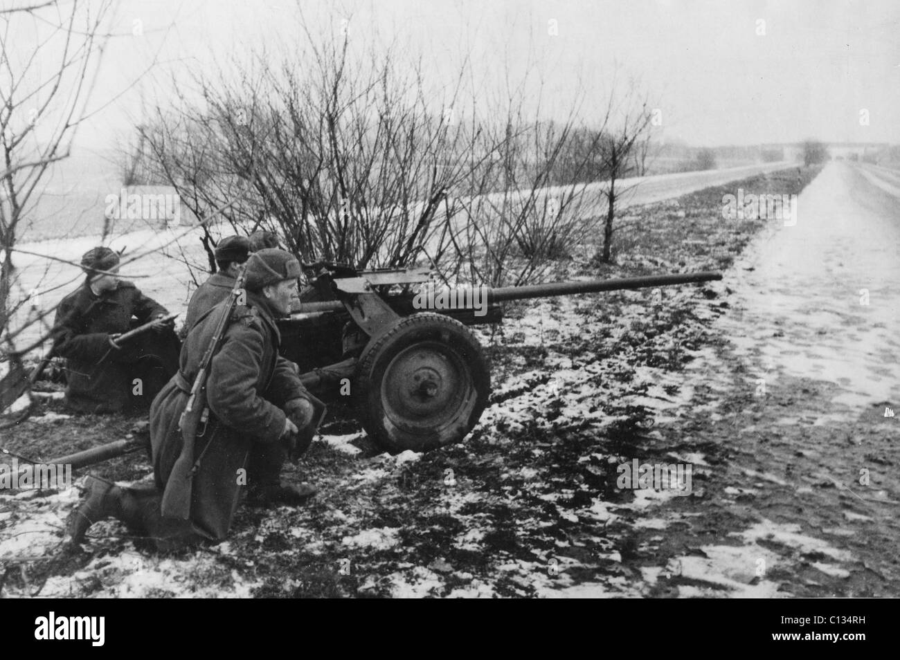 RUSSISCHE "Gunners" außerhalb von Berlin 1945 Stockfoto