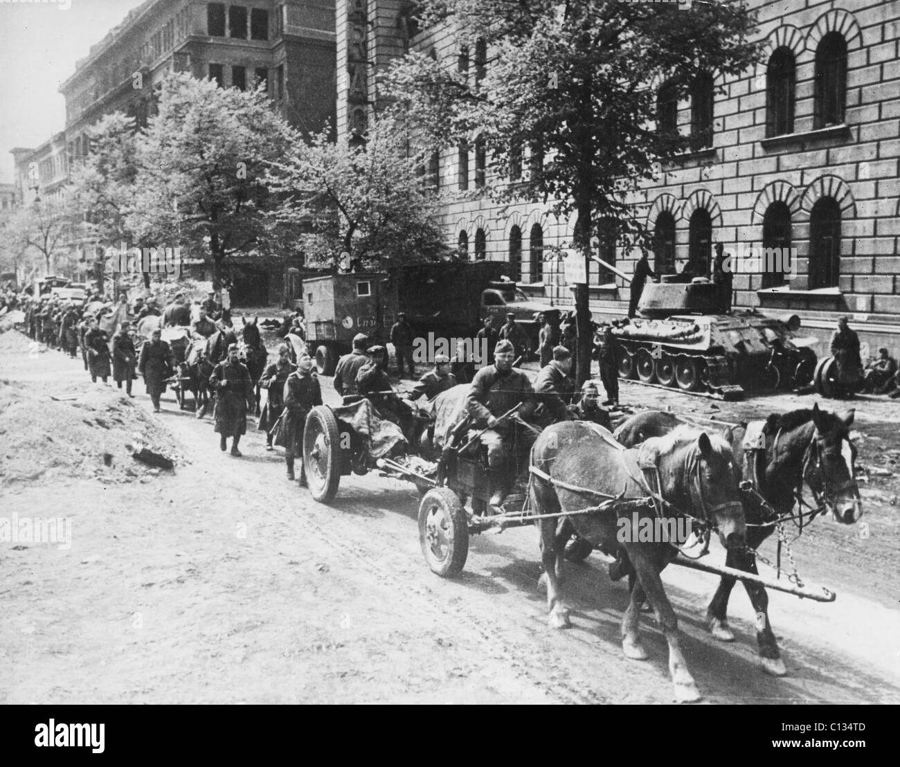 BERLIN 1945 russischen Pferden gezogene Artillerie und Panzern, die durch die deutsche Hauptstadt Stockfoto