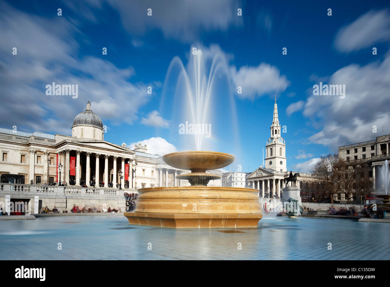 Trafalgar Square - Zentrum von London. Lange Exposition Rendering Bewegung in beiden Brunnen und Bewölkung. Stockfoto