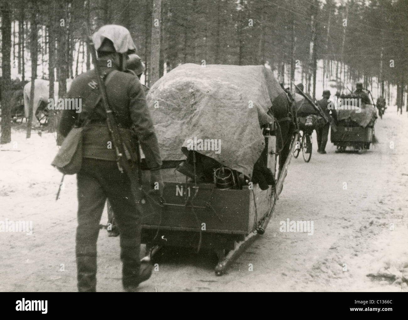 WINTER-Krieg 1939-1940 finnischen Soldaten bewegen Ausrüstung mit Pferden gezogenen Schlitten Stockfoto