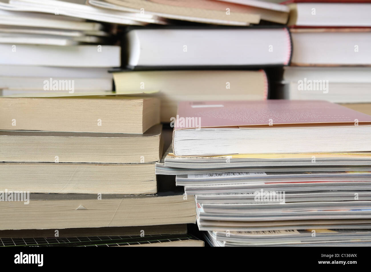 Haufen von verschiedenen Büchern und Zeitschriften Stockfoto