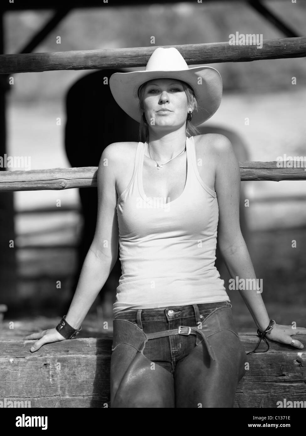 USA, Colorado, Porträt von Cowgirl Zaun sitzen Stockfoto