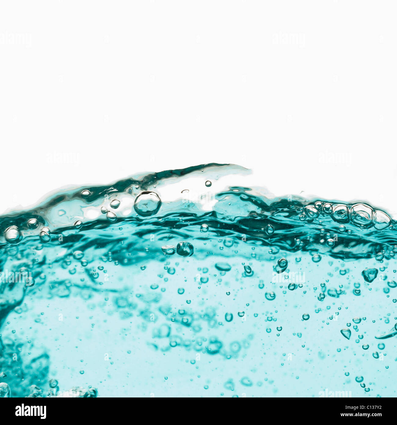 Wasser mit Luftblasen auf weißem Hintergrund Stockfoto