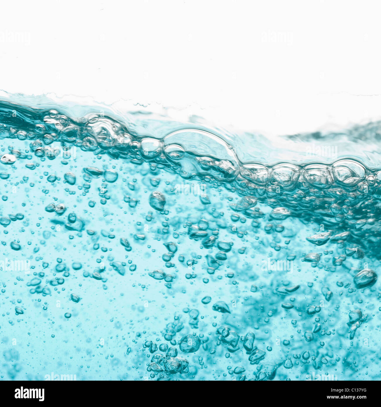 Wasser mit Luftblasen auf weißem Hintergrund Stockfoto