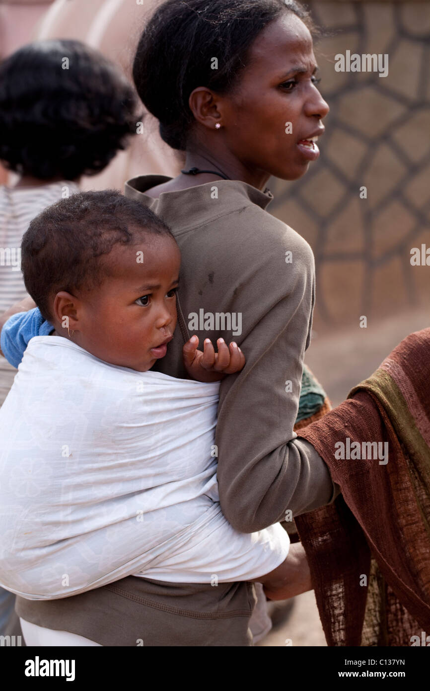 Mutter mit Kind auf Rücken. Antsirabe. Östlichen Madagaskars. Stockfoto