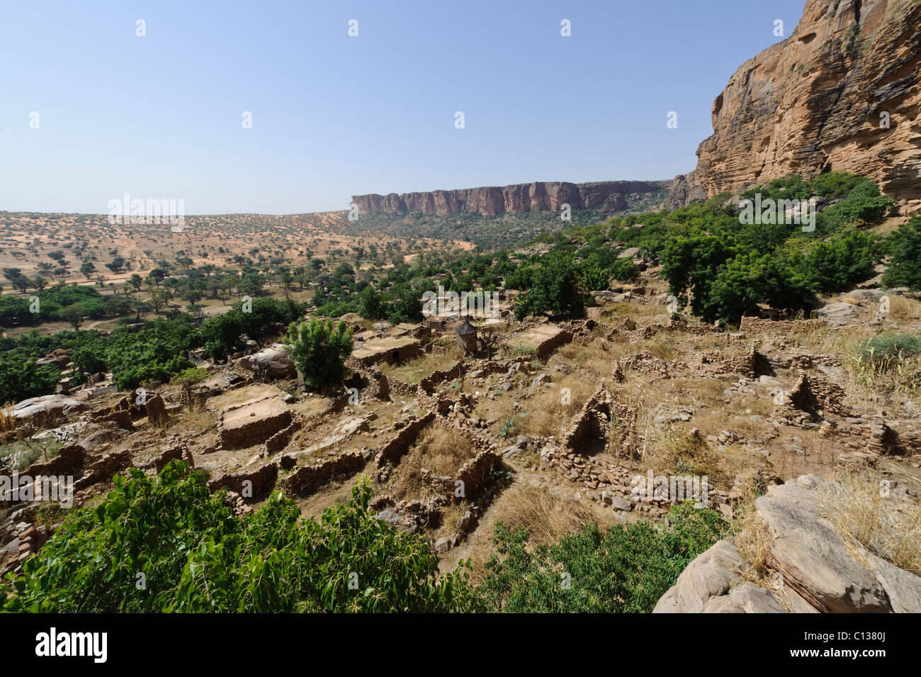 Nombori Dorf, Gondo Plain und Bandigara Escarpment. Zahlen der Dogon, Mali Stockfoto