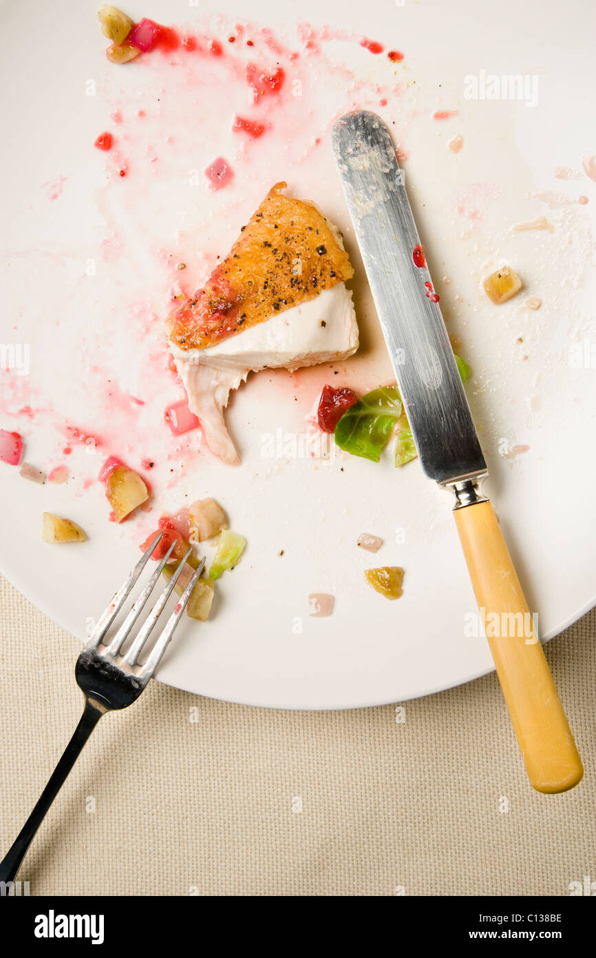 Gegessen Hähnchen essen mit Besteck Stockfoto