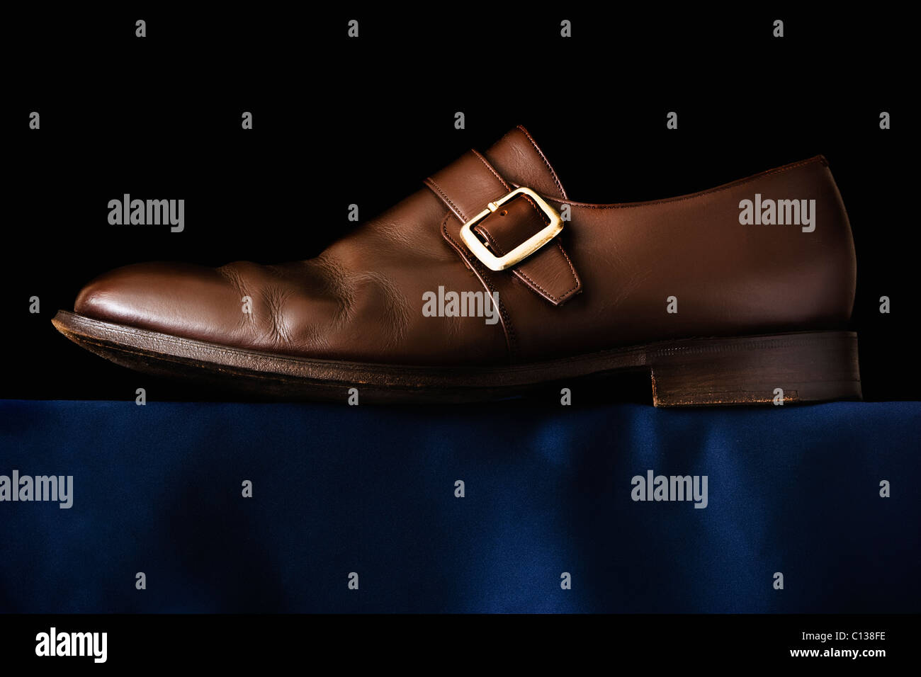 Traditionelle Schnalle Schuh auf schwarzem Hintergrund Stockfoto