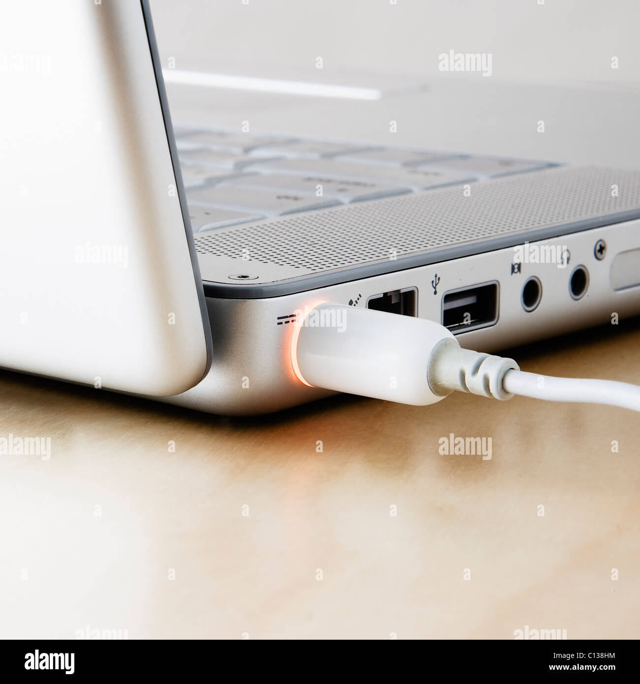 Studioaufnahme von Laptop mit Kabel Stockfoto