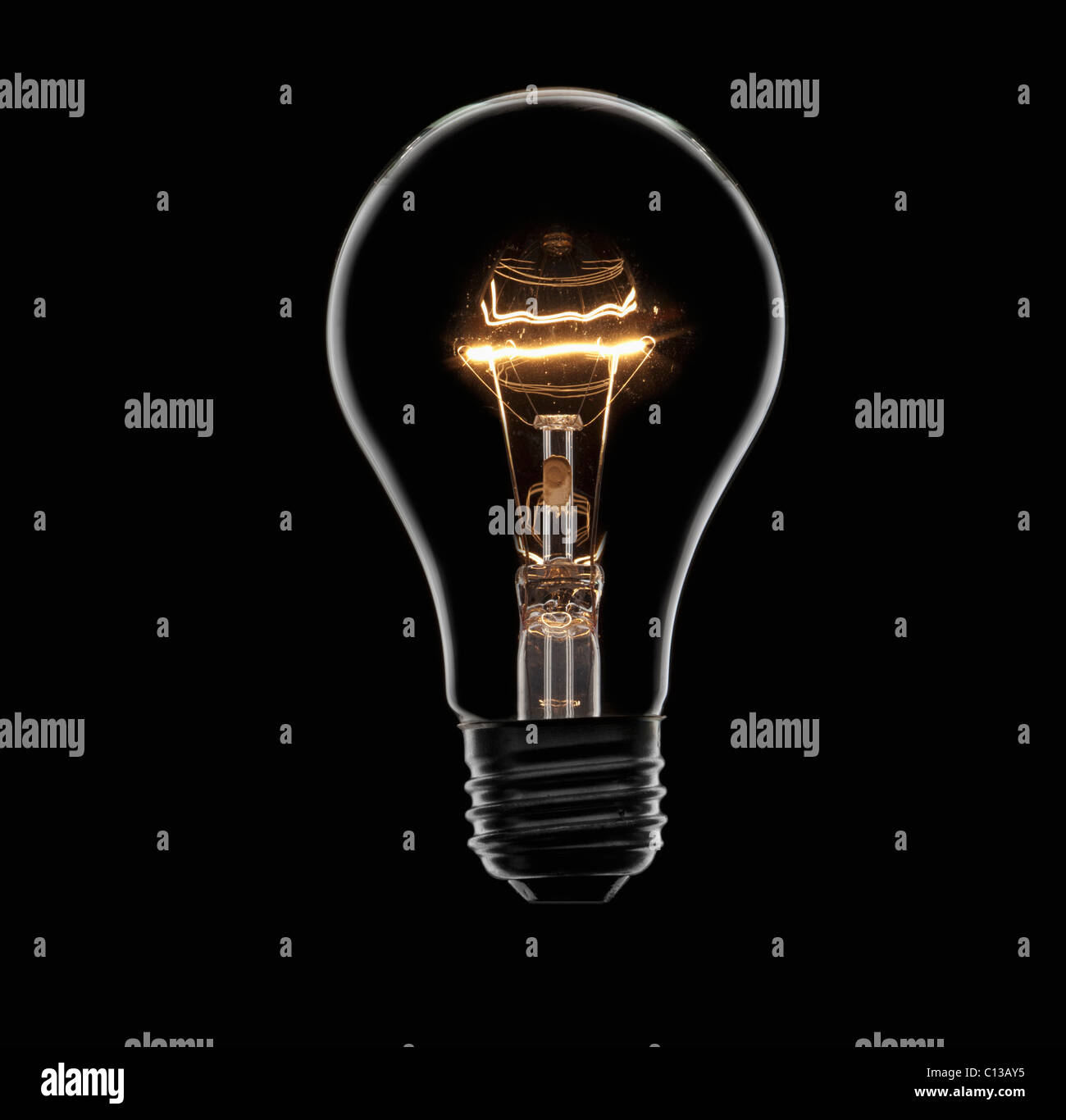 Energiesparlampe auf schwarzem Hintergrund, Studio gedreht Stockfoto