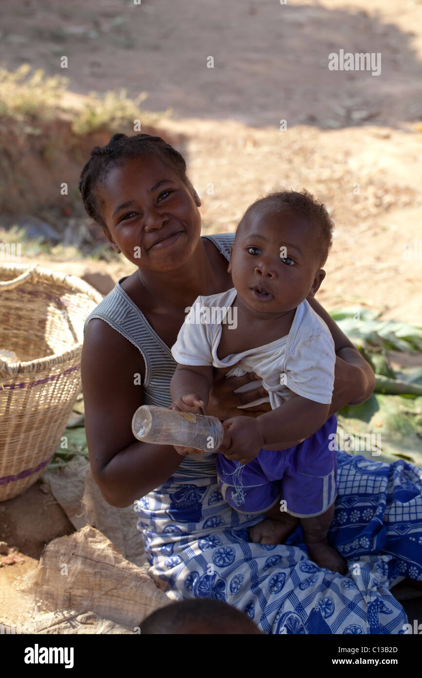 Stolze Mutter lächelnd, mit einem Kind. Fianarantsoa. Madagaskar. Stockfoto