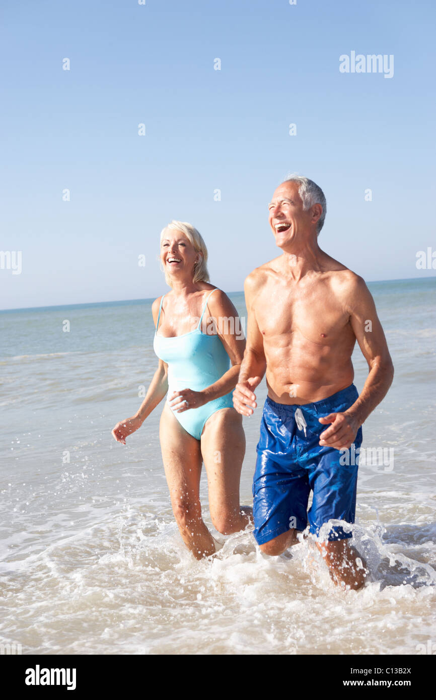 Älteres Paar am Strandurlaub Stockfoto