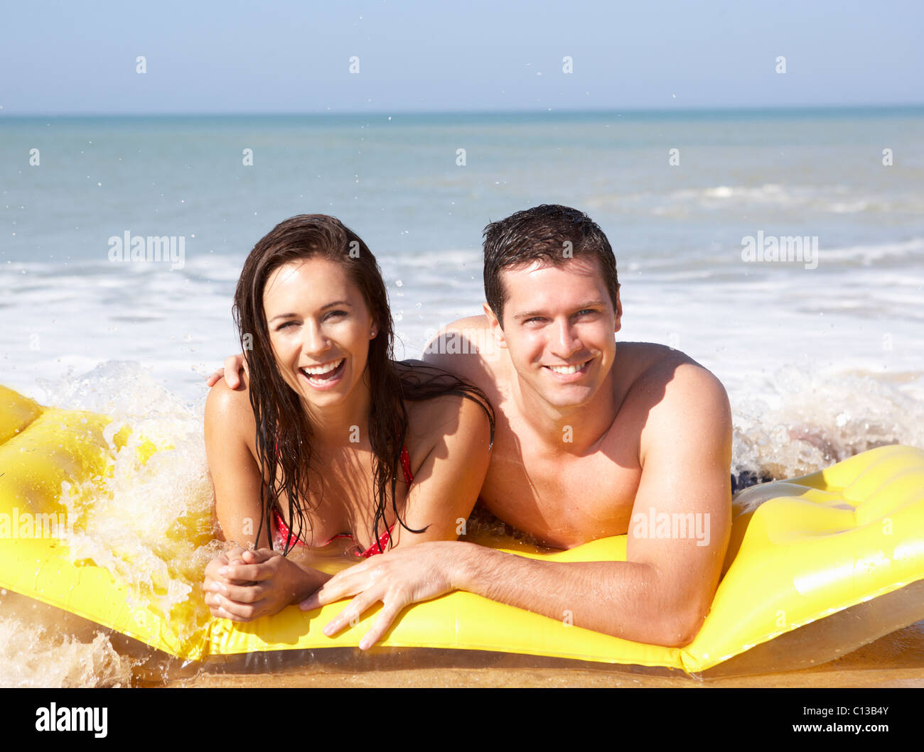 Junges Paar am Strandurlaub Stockfoto