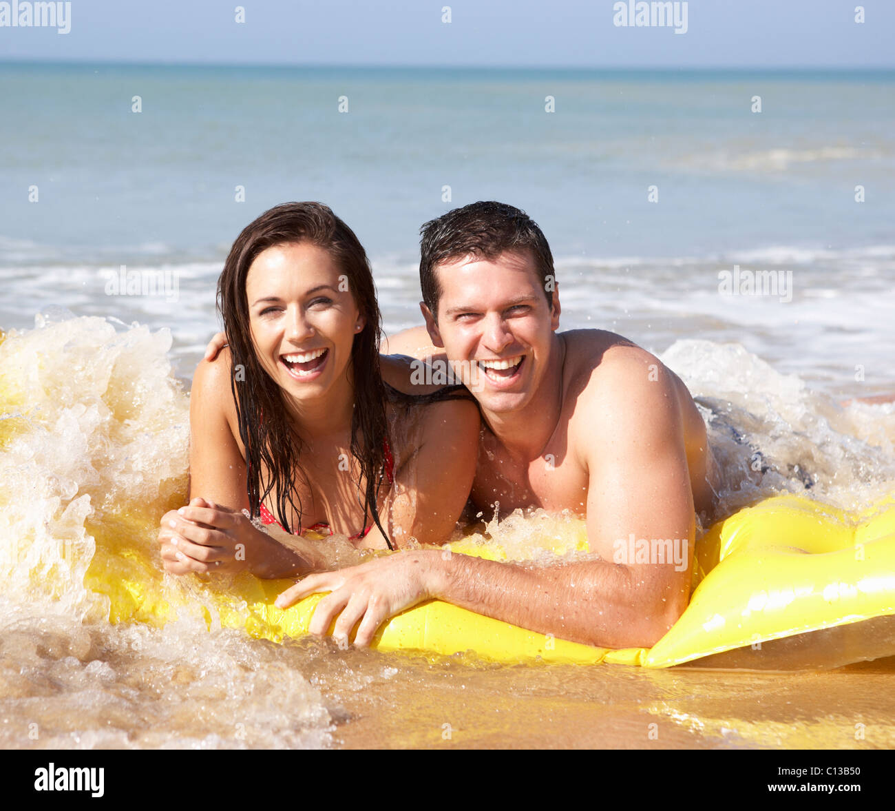 Junges Paar am Strandurlaub Stockfoto