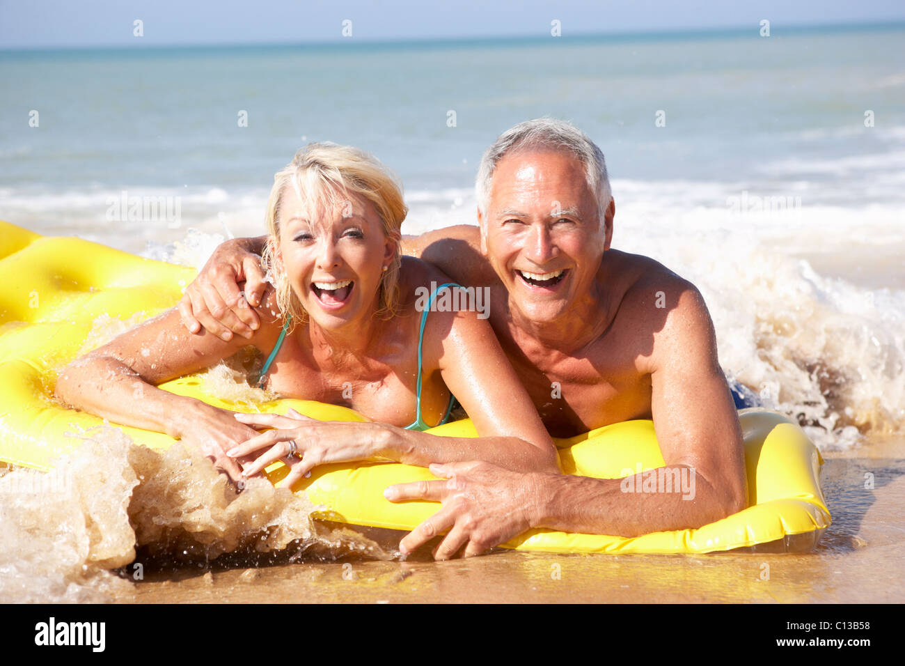 Älteres Paar am Strandurlaub Stockfoto