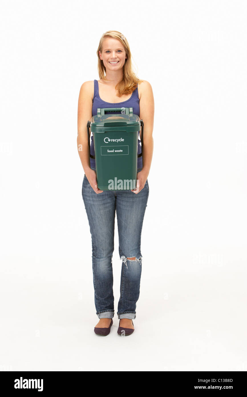 Junge Frau recycling Behälter Stockfoto