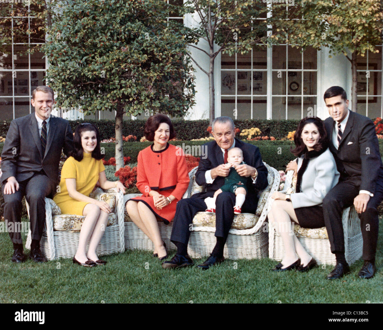 Präsident LYNDON B.JOHNSON, posiert auf dem Rasen des weißen Hauses, mit seiner Familie, Pat & Luci Nugent, Lady Bird, LBJ, Lyn Nugent, Lynda & Chuck Robb, 1967. Stockfoto