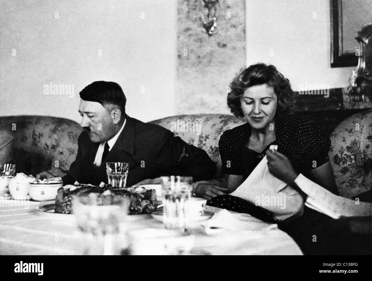 Von links: Adolf Hitler, Eva Braun, ca. 1940 Stockfoto