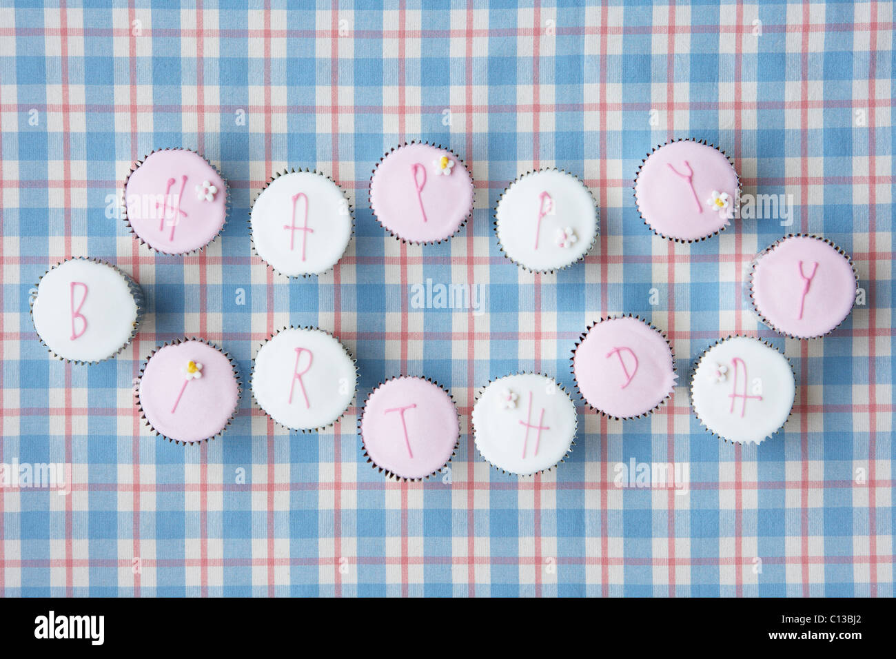 Cupcakes buchstabieren alles Gute zum Geburtstag Stockfoto